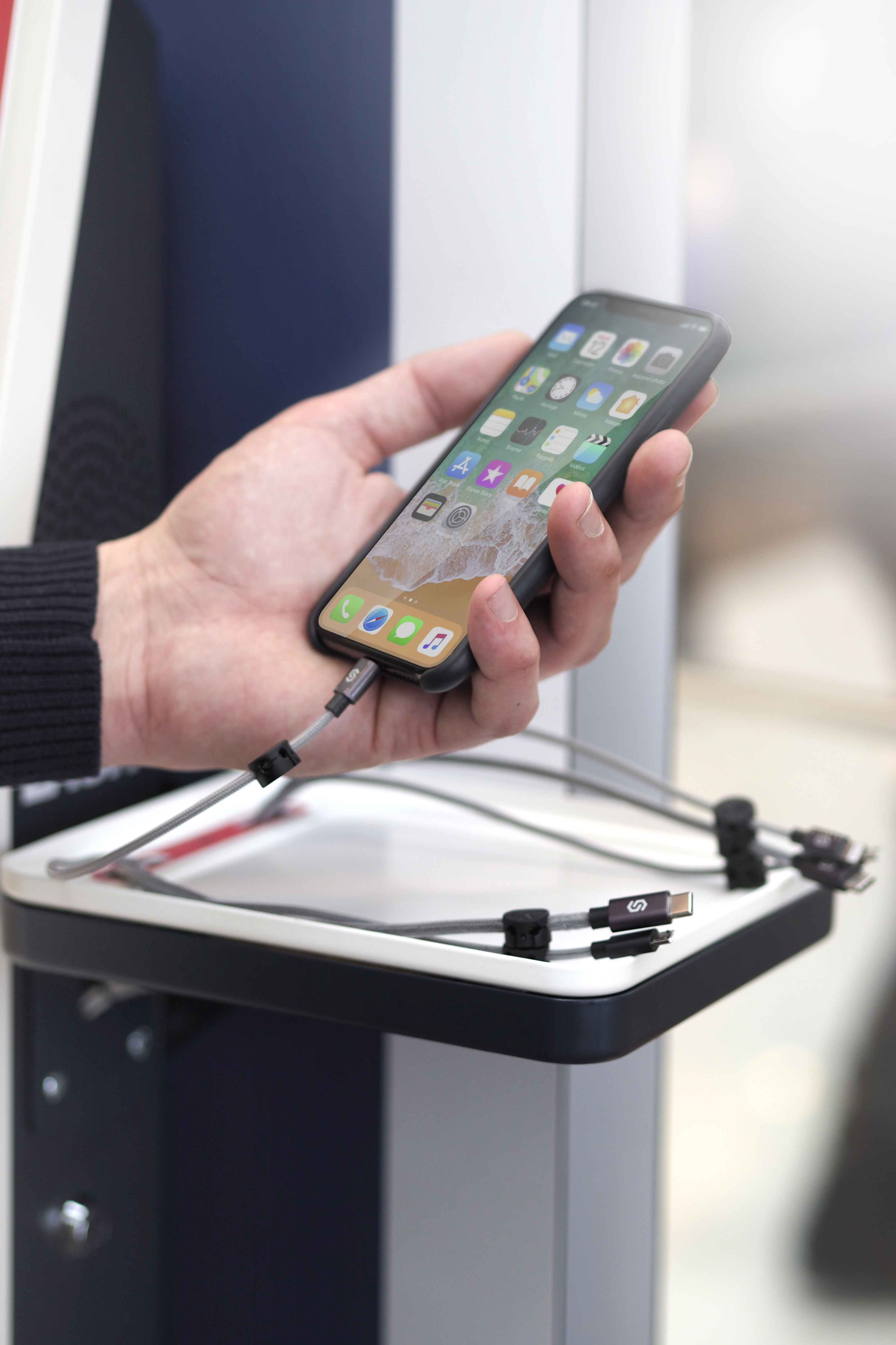 Borne casiers de recharge de téléphones sécurisés et autonomes pour hôpital